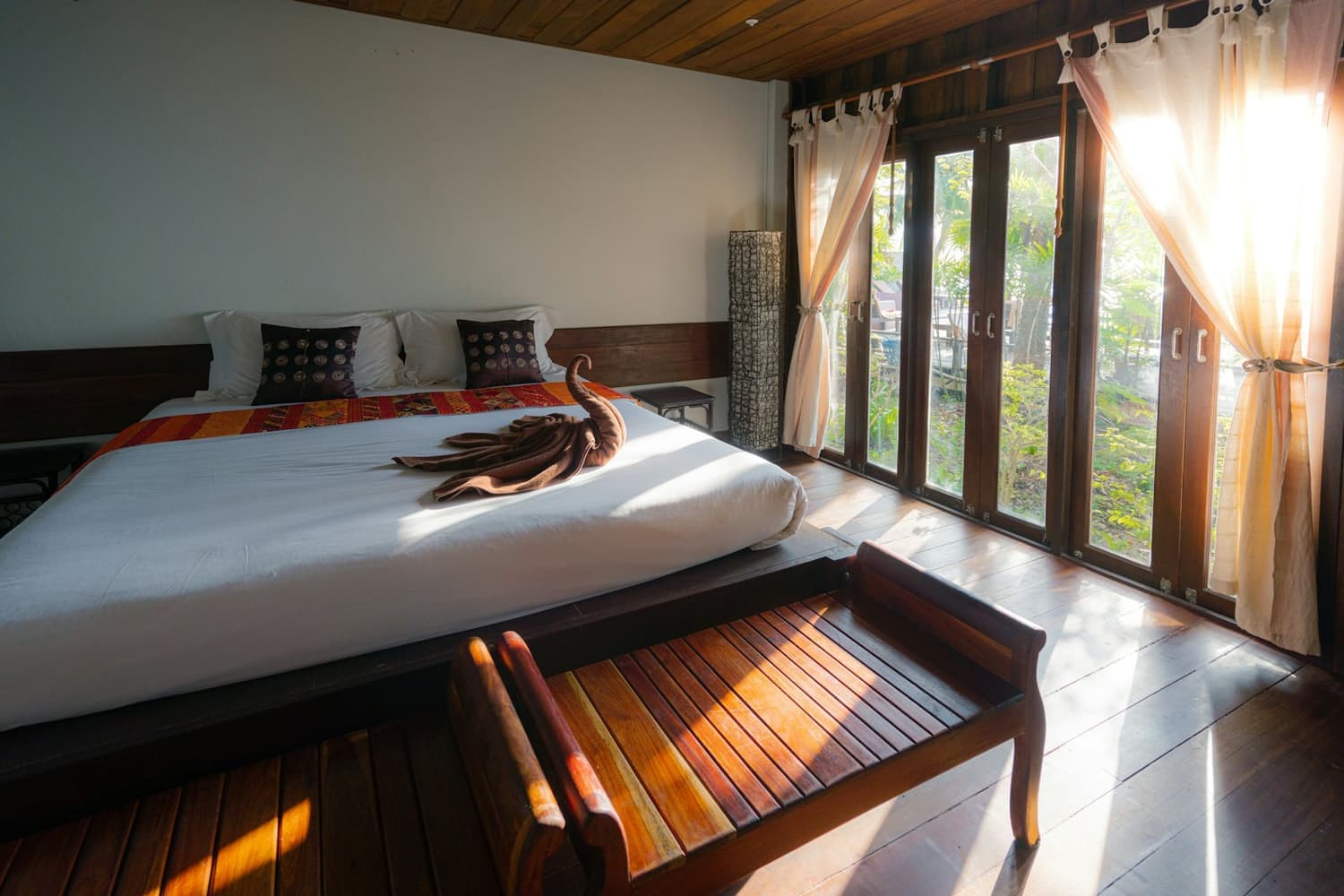 Beachfront Pool Bure — bedroom